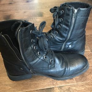 Men’s size 9 Black Boots by Guess